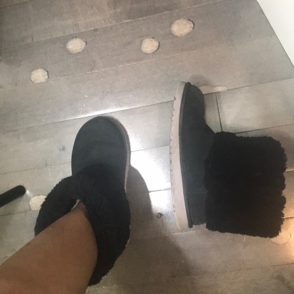 Back Uggs with thick fur cuff and pink detailing